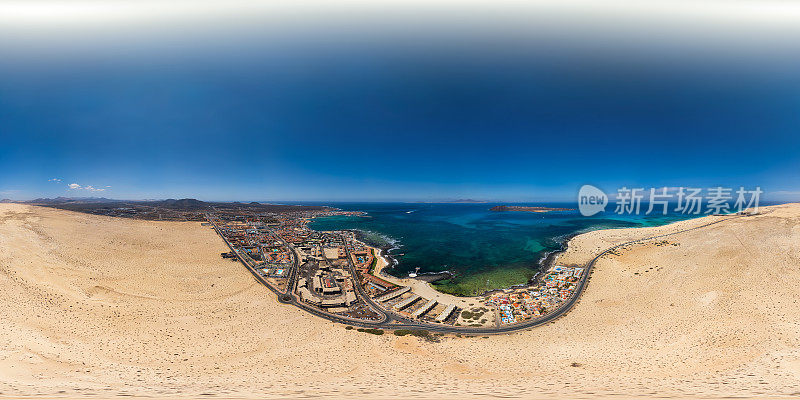 西班牙加那利群岛富埃特文图拉Corralejo镇和沙漠的360 × 180度球形(等矩形)空中全景